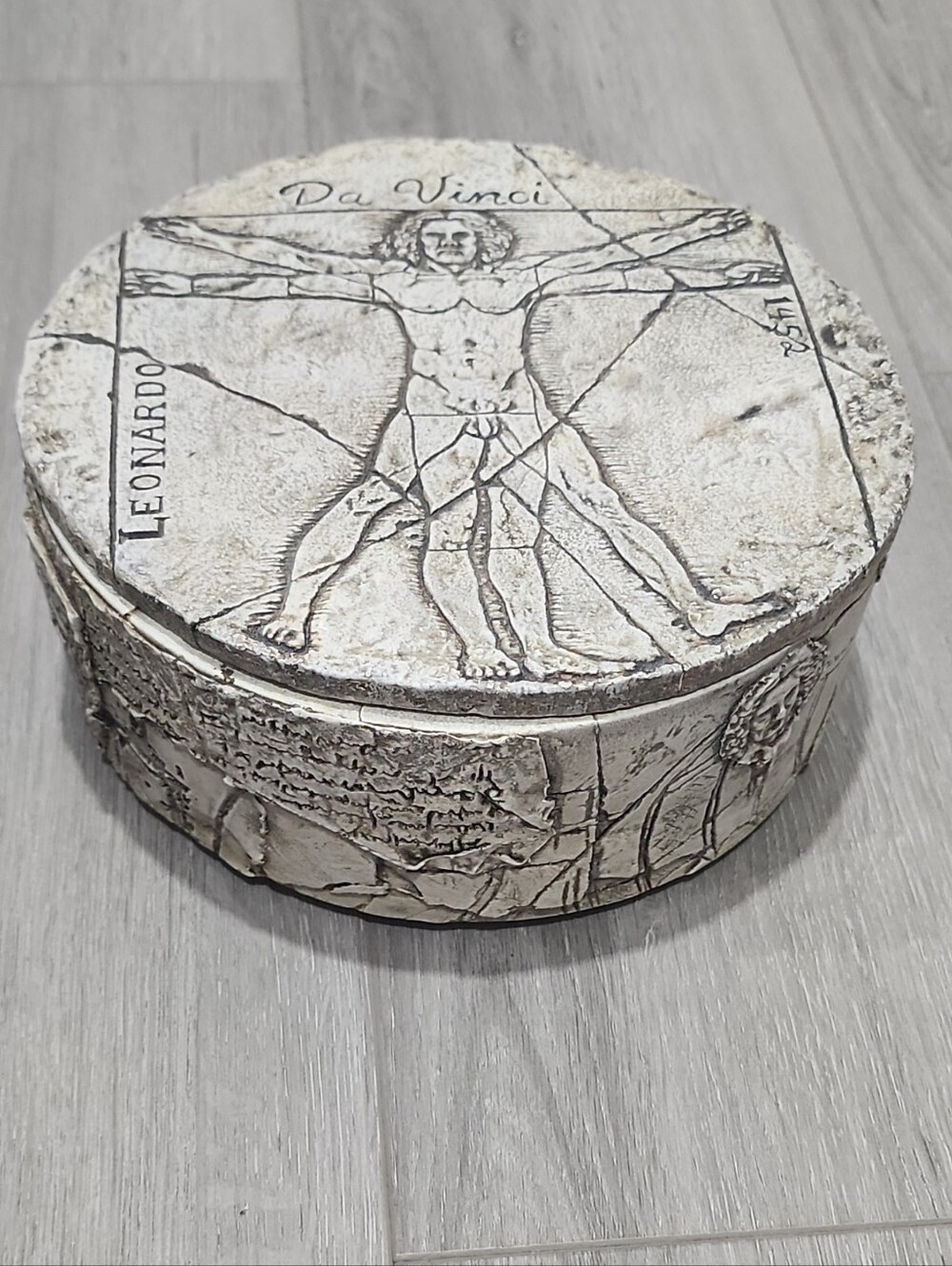 Round Decorative Keepsake Box with Classical DA VINCI Sketch
